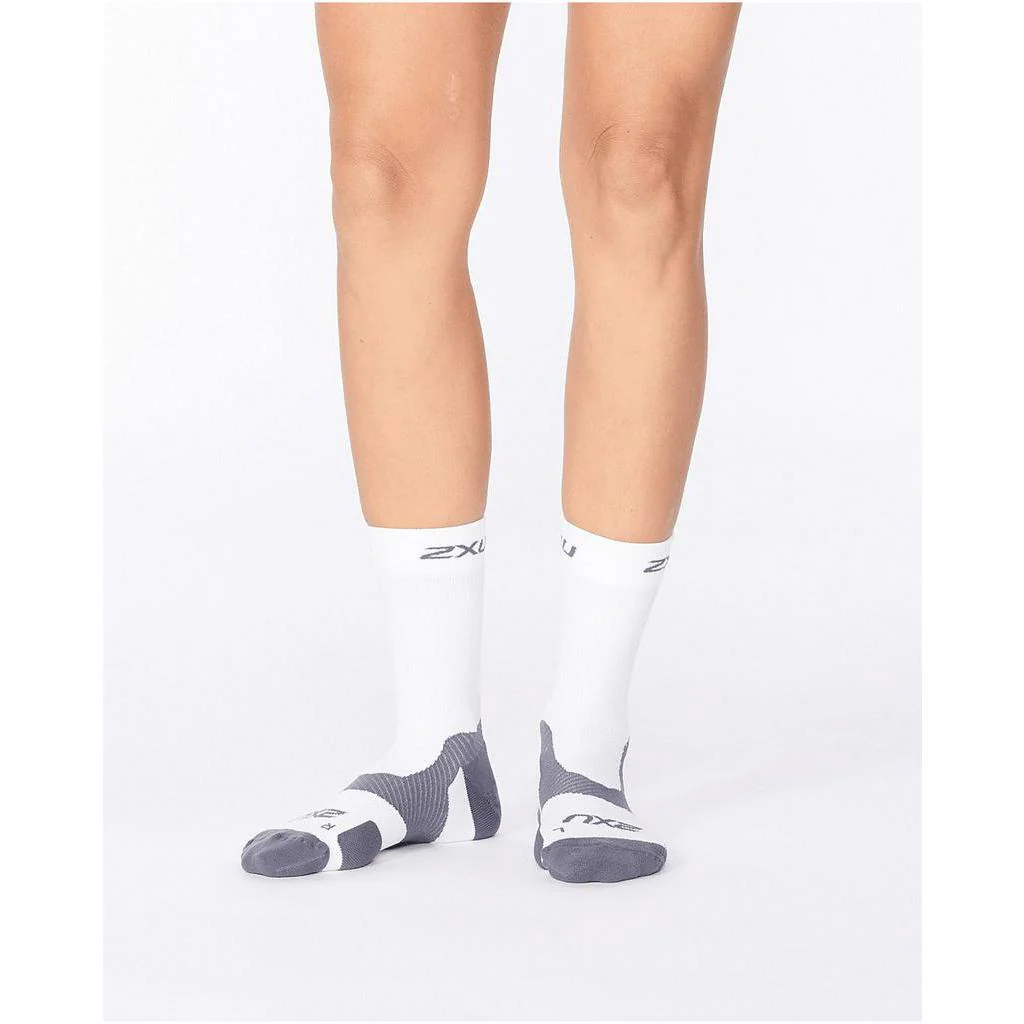 2XU Unisex Vectr Light Cushion Crew Socks - White / Grey - Image 4