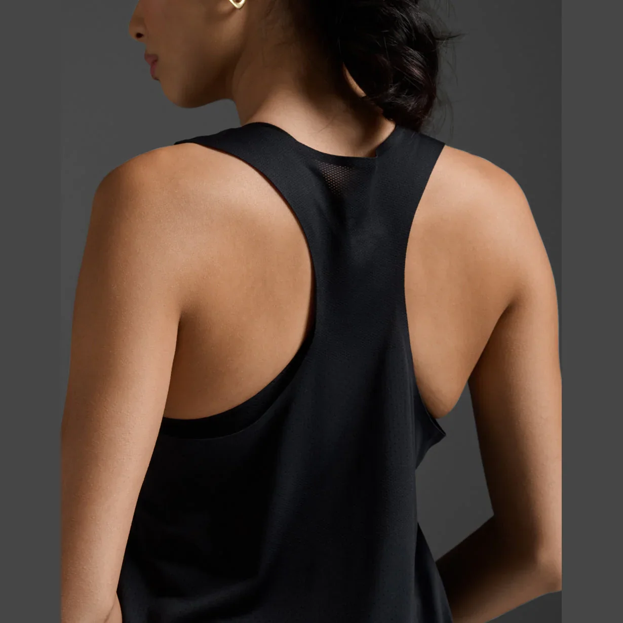 2XU Women Light Speed Tech Singlet - Black / Black Reflective - Image 6